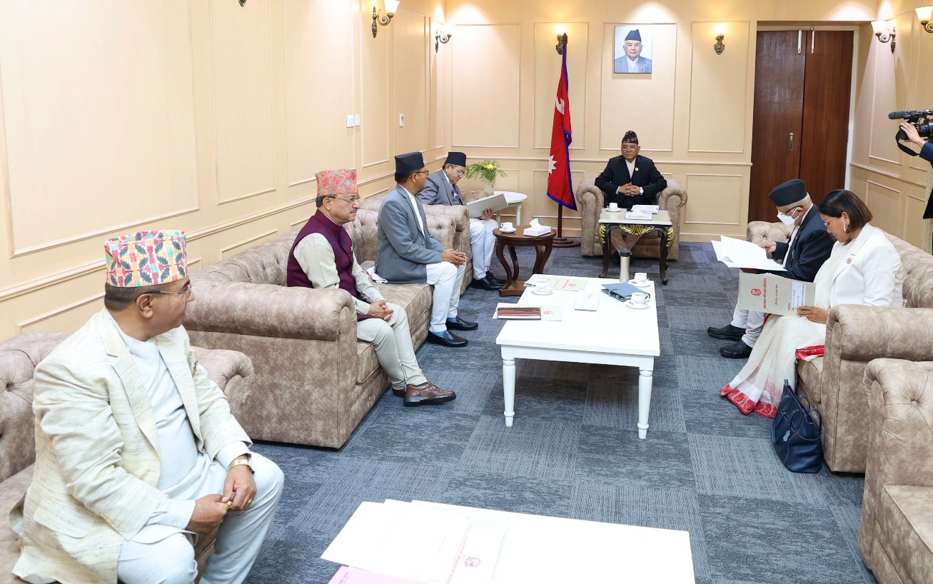 संवैधानिक परिषद्को बैठक