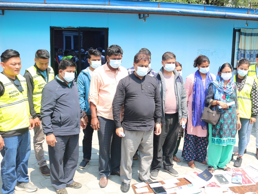 १० जना भारतीय पक्राउ