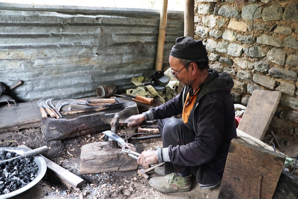 आरन व्यवसाय संकटमा