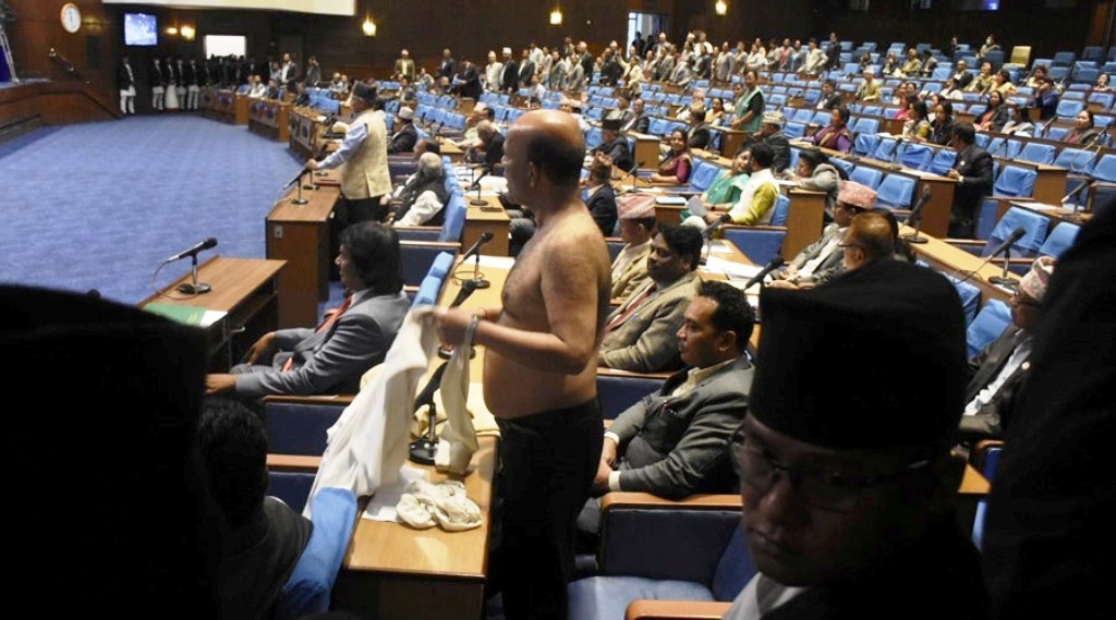 अमरेशकुमार सिंहद्वारा संसदमै अर्धनग्न भएर विरोध प्रदर्शन