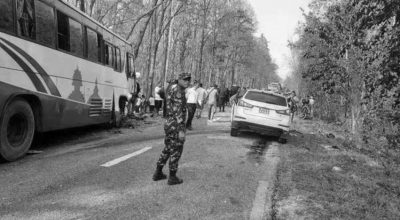 बसले कारलाई ठक्कर