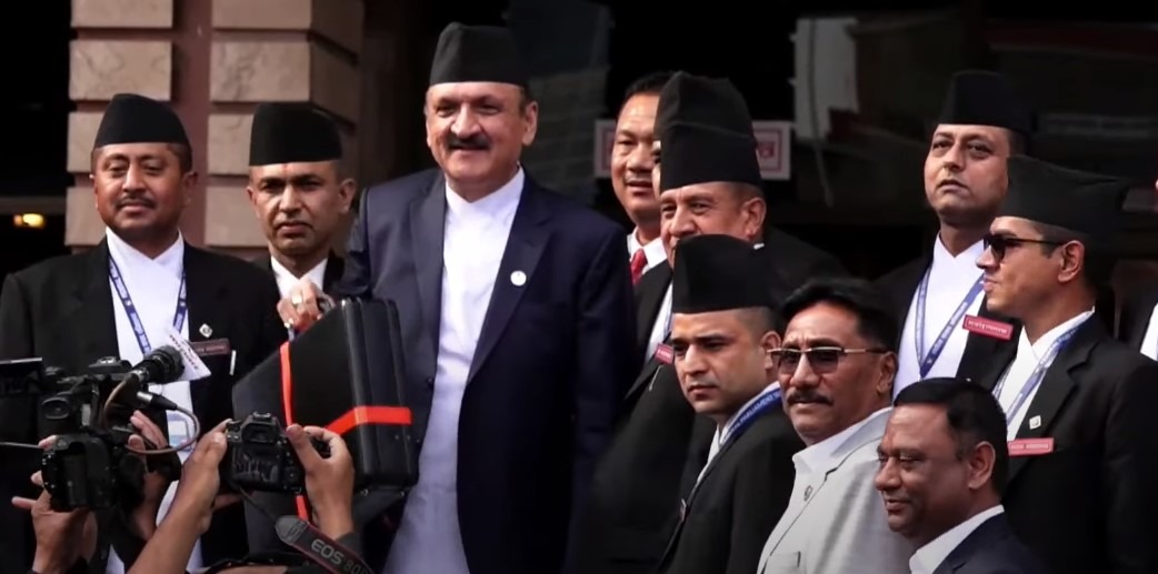 डा. प्रकाशशरण महत संसदमा