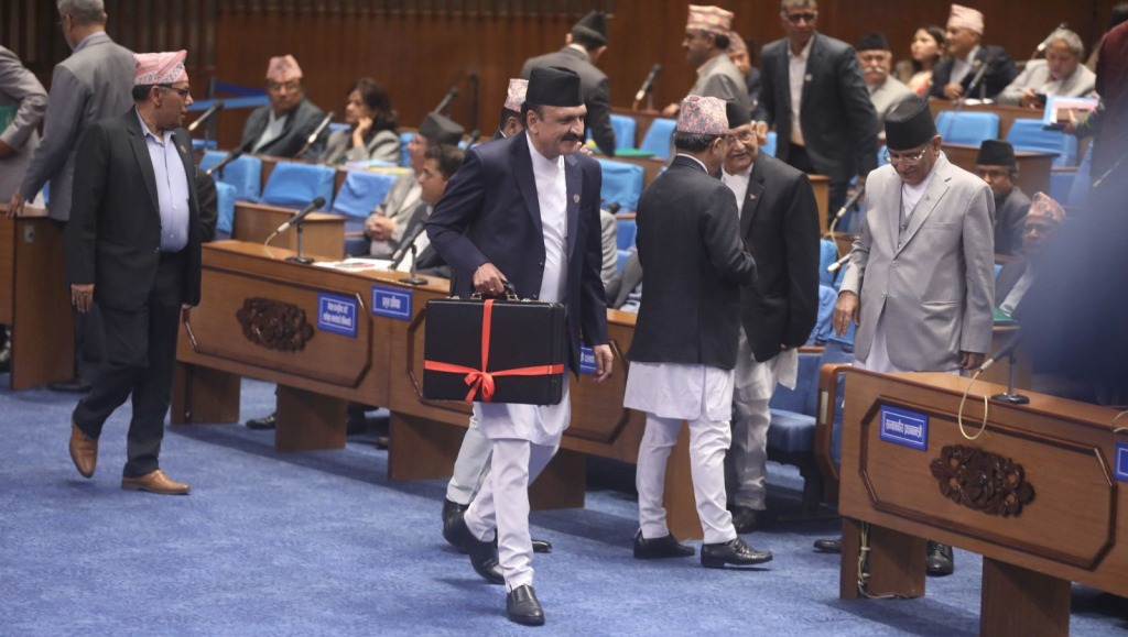 डा. प्रकाशशरण महत संसदमा