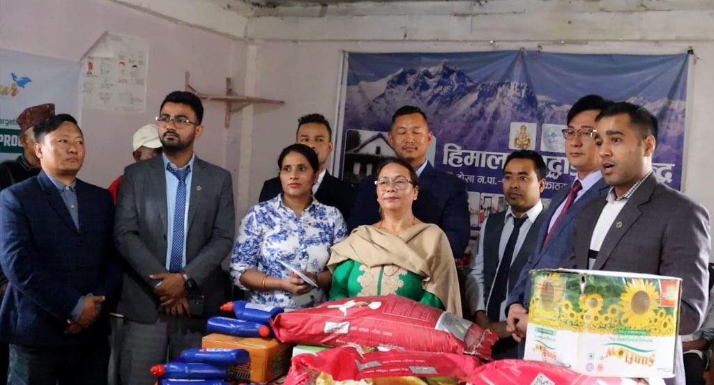 खाद्य सामग्री र नगद वितरण