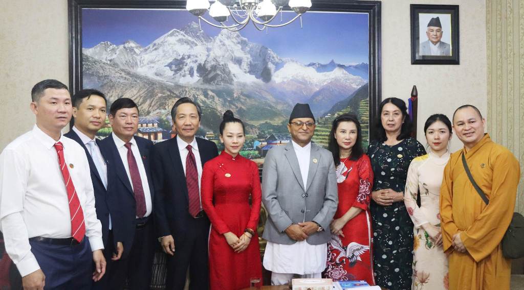 गणेशप्रसाद तिमिल्सिना र एचआर ट्रान आन तुआन