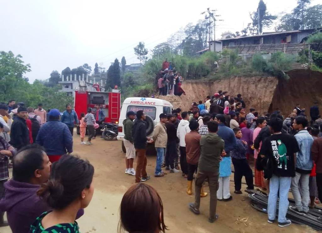 इलाममा ढिस्कोले पुरिएर