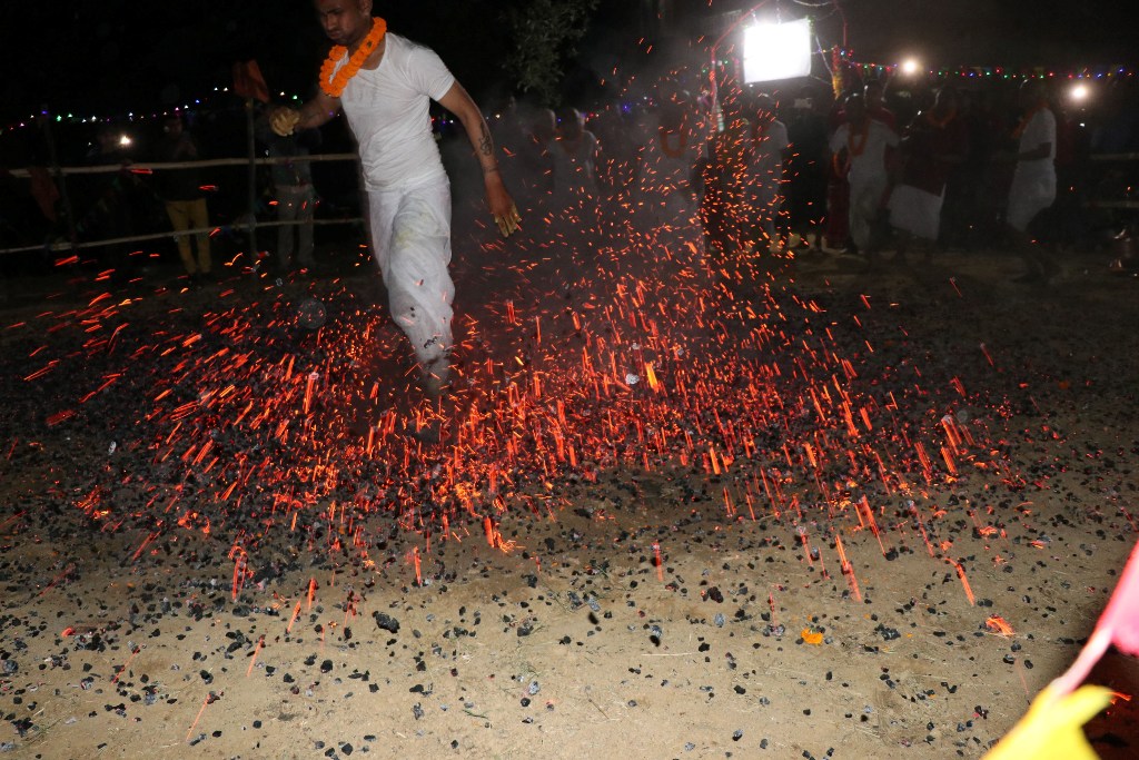 आगोको भुङ्ग्रोेमाथिको अनौठो नाच