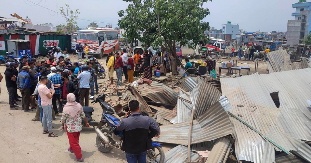 मनोहरा क्षेत्रका अतिक्रमित घरटहरा हटाउन सुरु