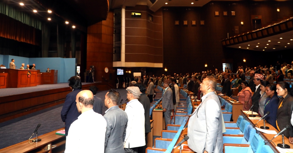 संसदमा राष्ट्रिय गीत गाउँदै सांसदहरु