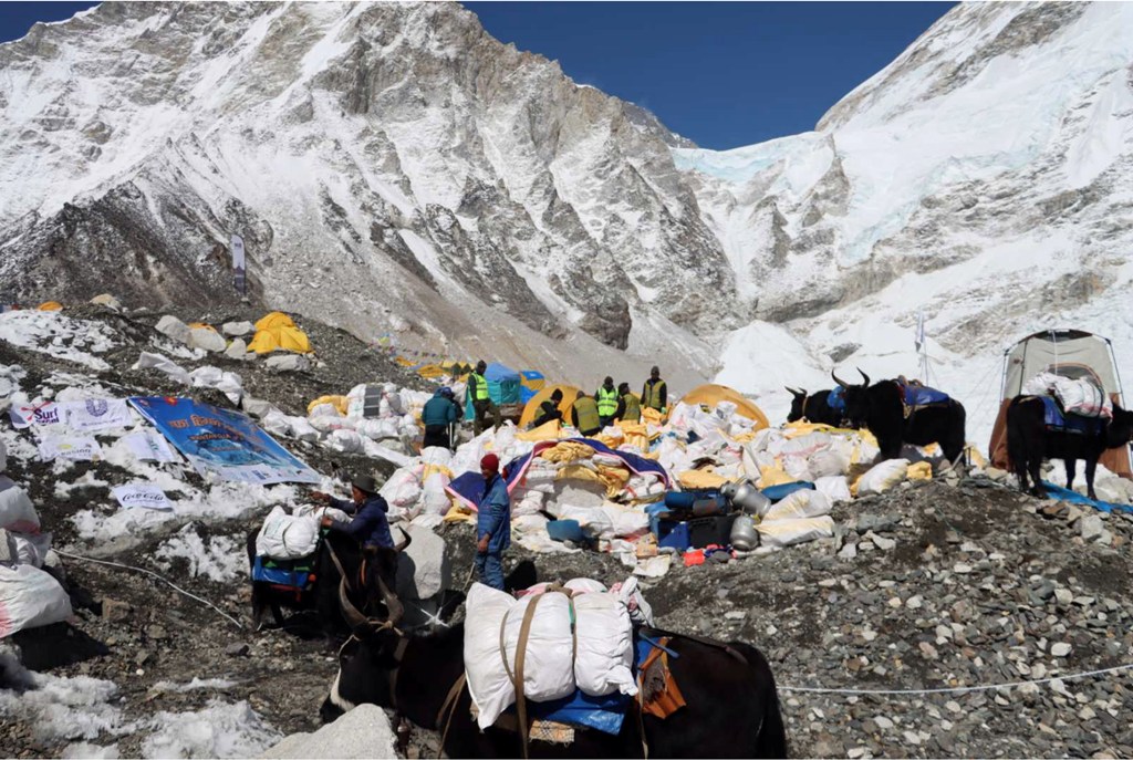 अन्नपूर्ण हिमालबाट फोहर संकलन