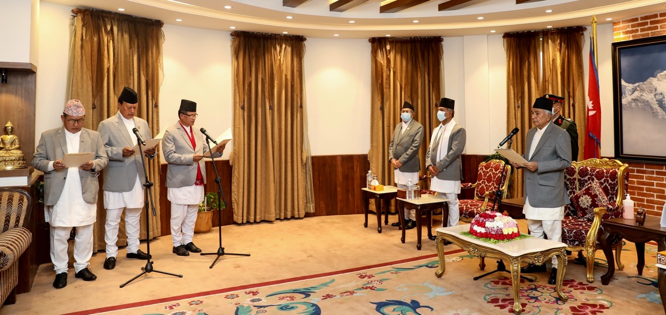 नवनियुक्त तीन मन्त्रीले लिए शपथ