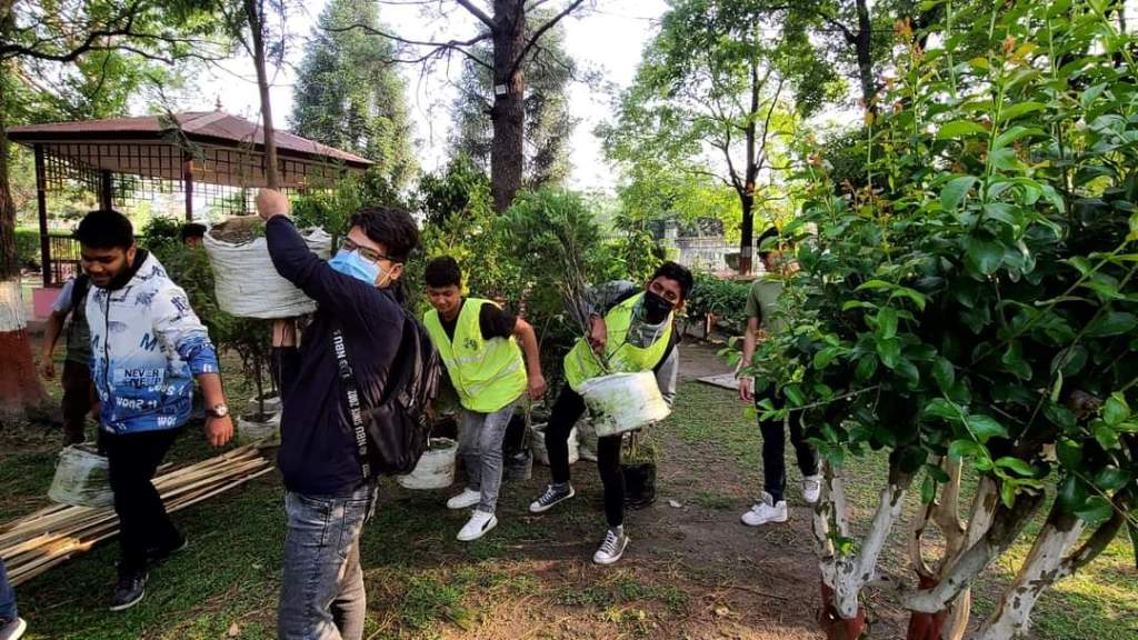 १ लाख बिरुवा रोप्दै