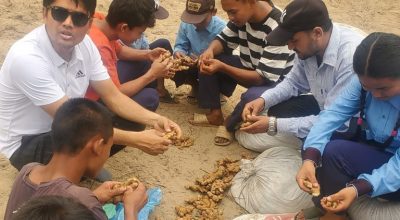 अदुवा खेतीमा विद्यार्थी