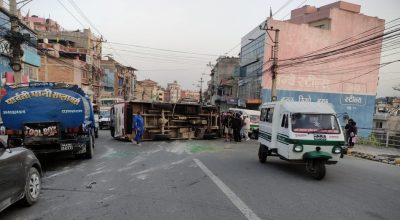 ललितपुरको इमाडोलमा बस पल्टिँदा हुँदा १९ जना घाइते