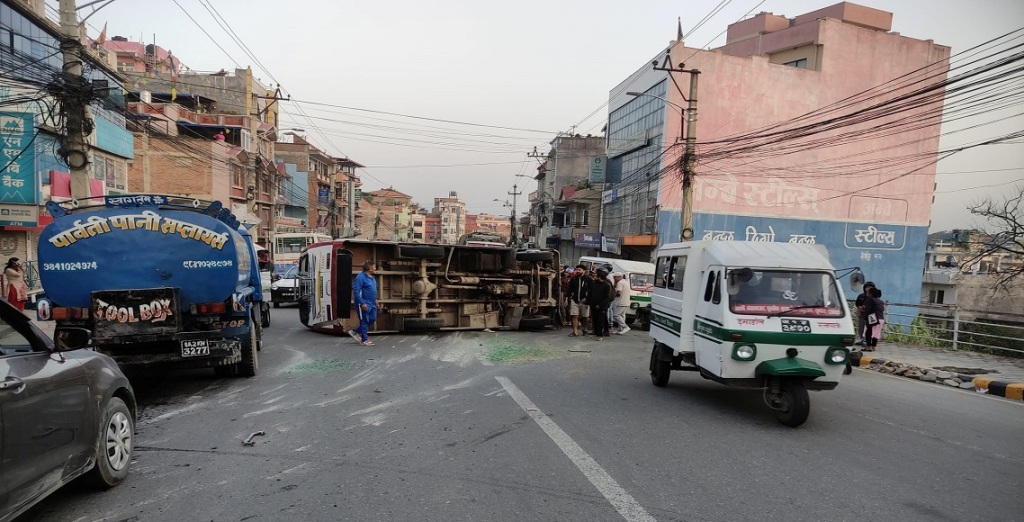 ललितपुरको इमाडोलमा बस पल्टिँदा हुँदा १९ जना घाइते
