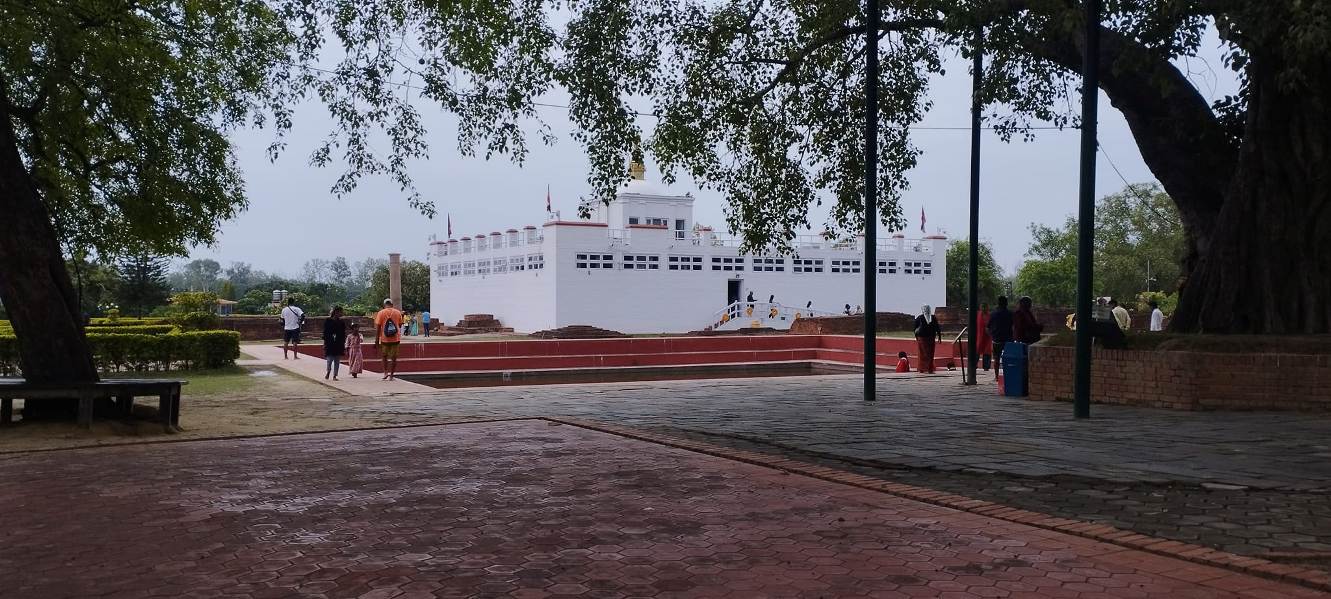 लुम्बिनीमा पर्यटक