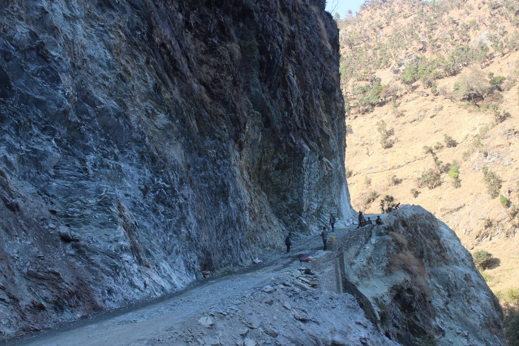 मध्यपहाडी लोकमार्ग