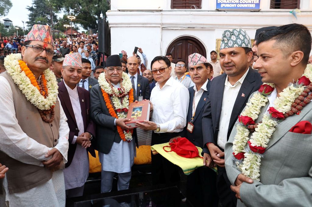 प्रधानमन्त्री प्रचण्डद्वारा पशुपतिनाथको दर्शन 