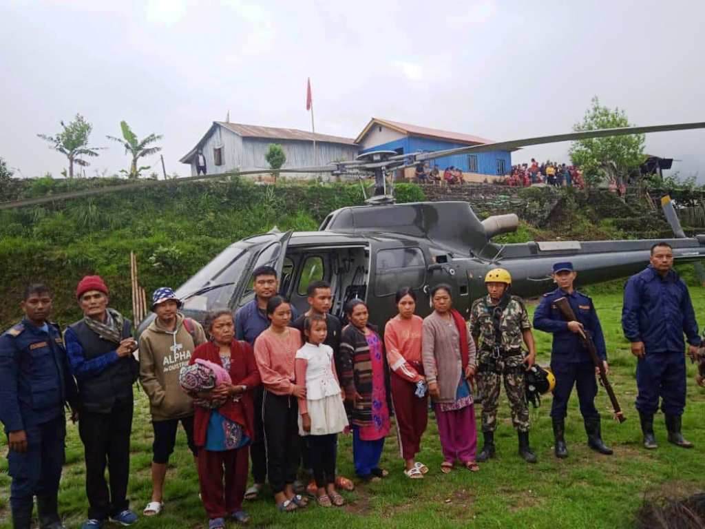 पाँचथर पहिरोमा फसेका १२ जनाको हेलिकोप्टरबाट उद्धार