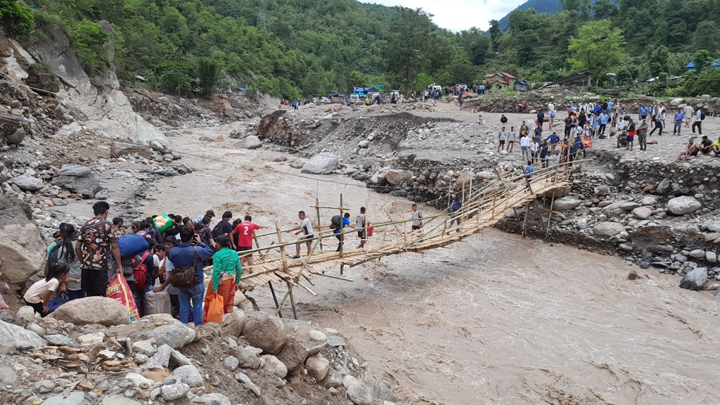 पाँचथरको हेवा खोलामा फड्के पुल