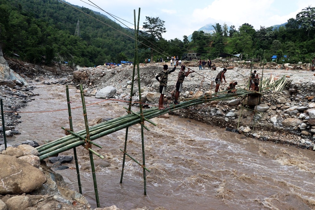 पाँचथरको हेवाखोला तर्न तुइन र फड्केको सहारा