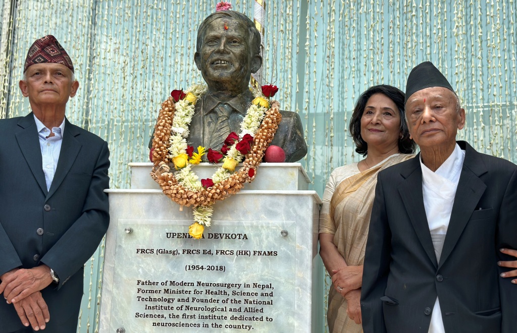 प्रा. डा. उपेन्द्र देवकोटाको अर्धकदको प्रतिमा अनावरण