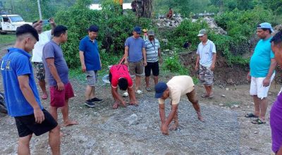 श्रमदानबाट पुल निर्माण गर्दै चितवनको इच्छाकामना गाउँपालिका