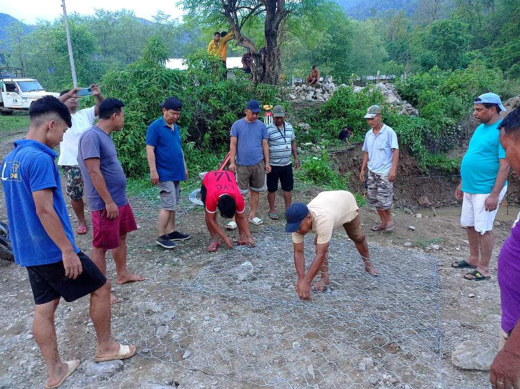 श्रमदानबाट पुल निर्माण गर्दै चितवनको इच्छाकामना गाउँपालिका