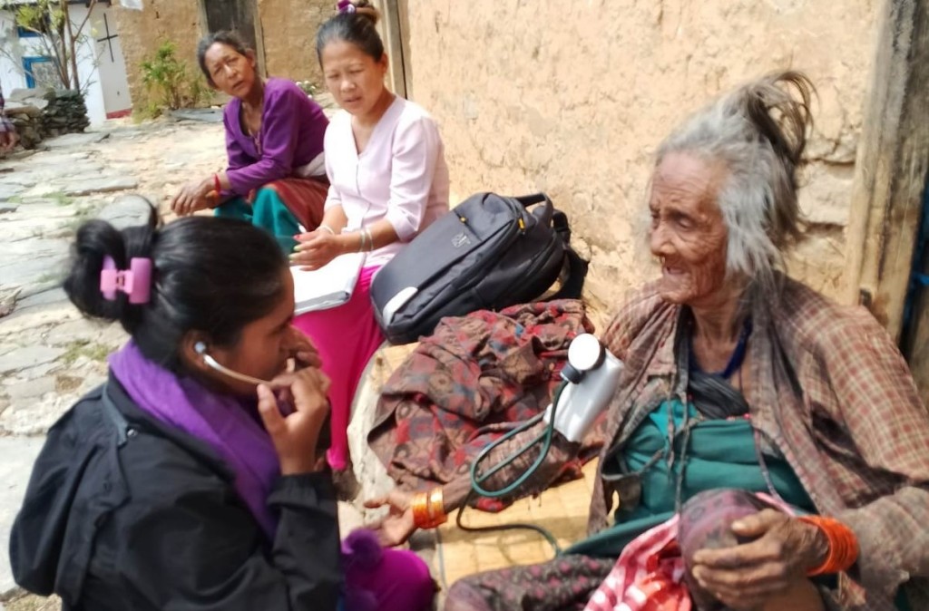 जहाँ घरघरमै पुगेर सेवा दिन्छन् स्वास्थ्यकर्मी