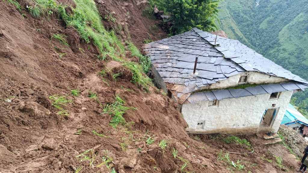 बाजुरामा बाढी पहिरो