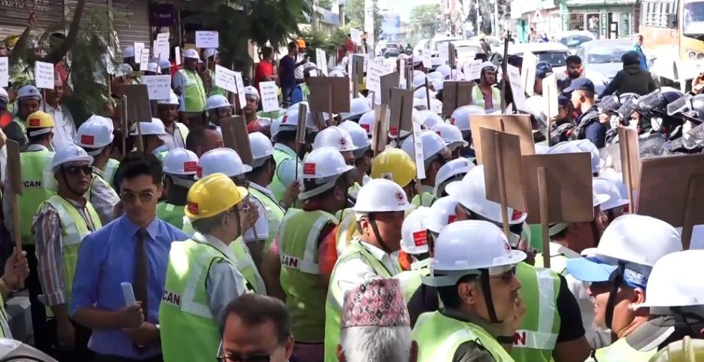 निर्माण व्यवसायीले प्रधानमन्त्री निवास बालुवाटार घेरेपछि...