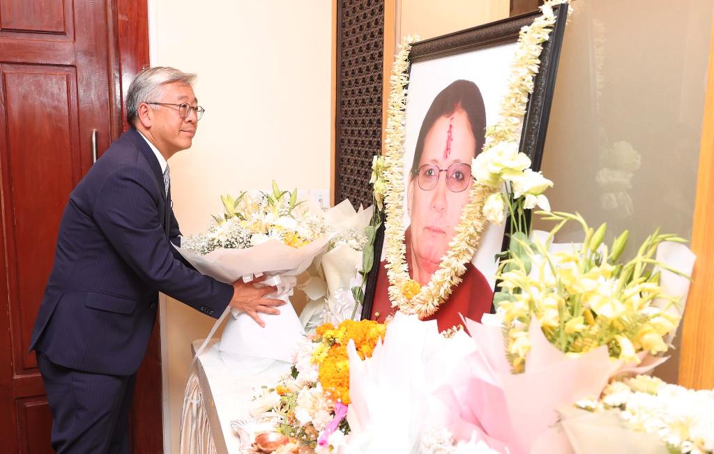 डोनाल्ड लु श्रद्धाञ्जली अर्पण