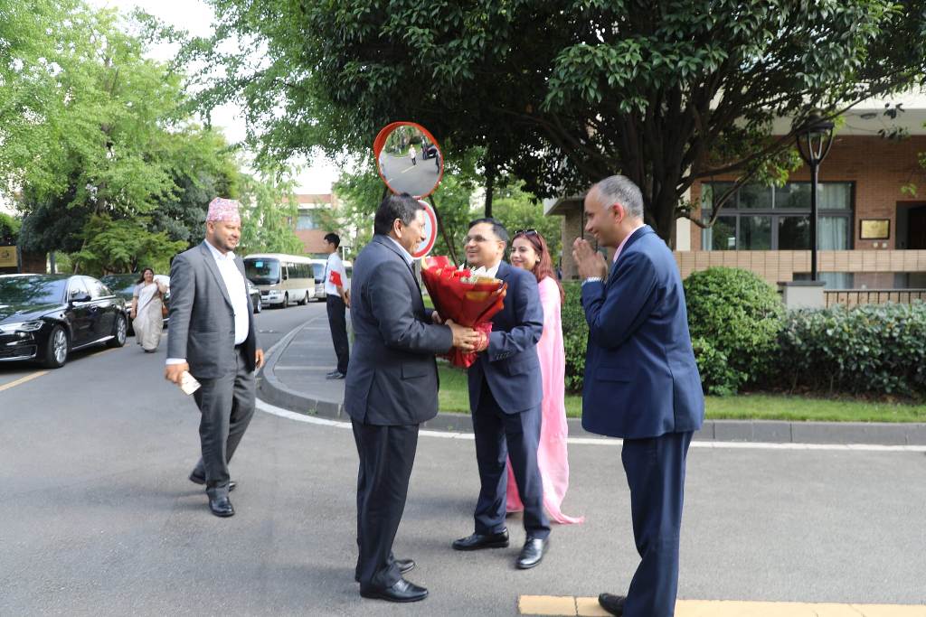 उपप्रधानमन्त्री नारायणकाजी श्रेष्ठ स्वदेश फिर्ता