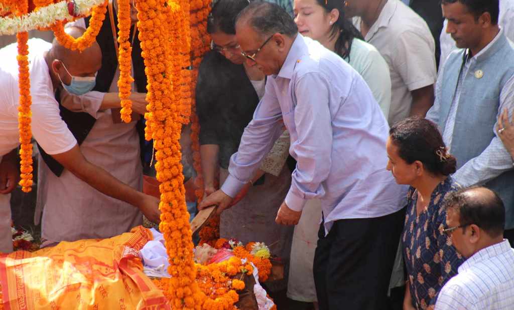 प्रचण्डसहित दुई छोरीले दिए दागबत्ती