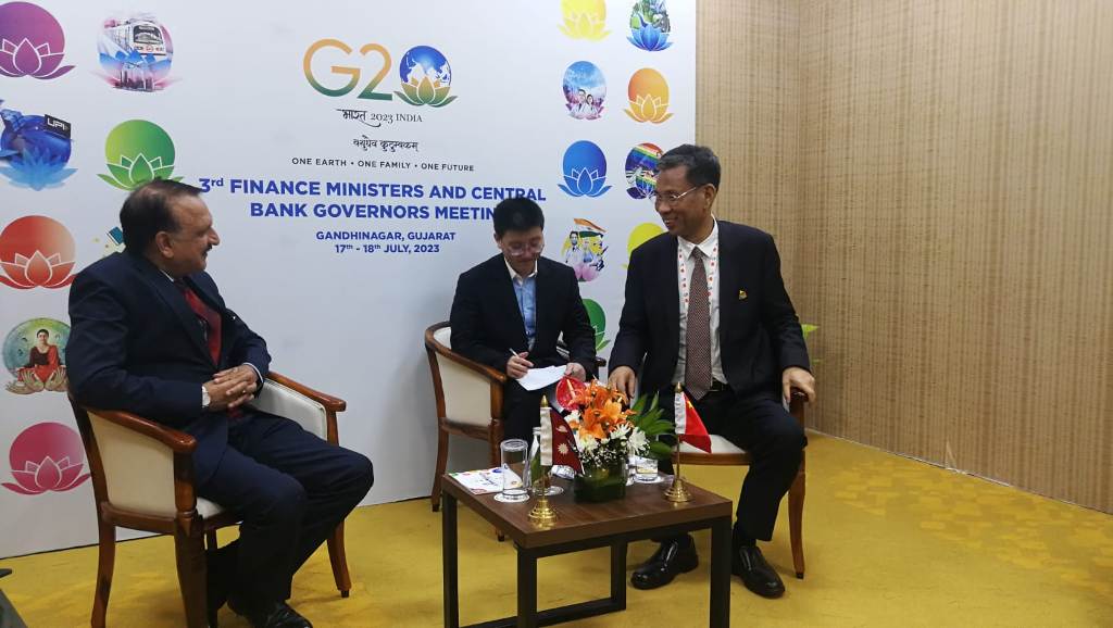 डा. प्रकाशशरण महत र लिउ कुन