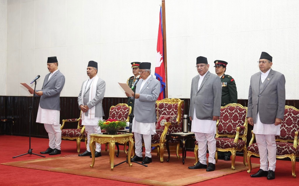 प्रधानन्यायाधीश विश्वम्भरप्रसाद श्रेष्ठ लिए शपथ