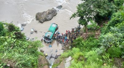 बस त्रिशुलीमा खस्दा