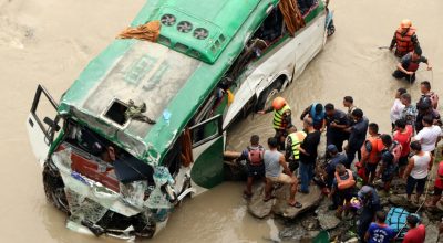 बस त्रिशुलीमा खस्दा