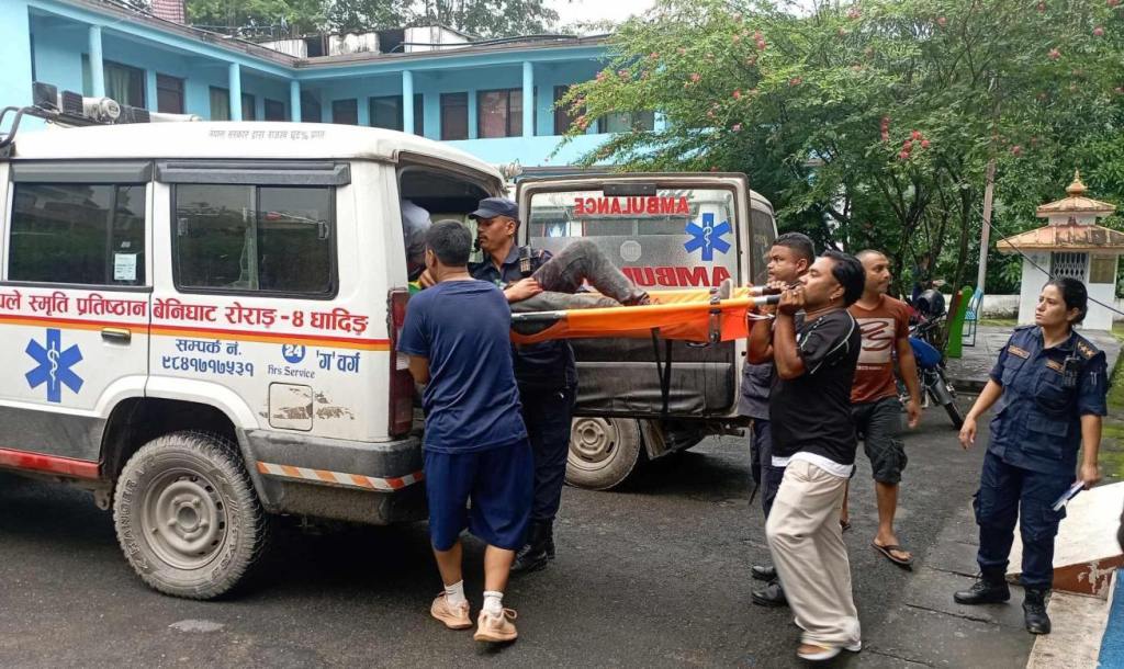 धादिङमा बस दुर्घटना