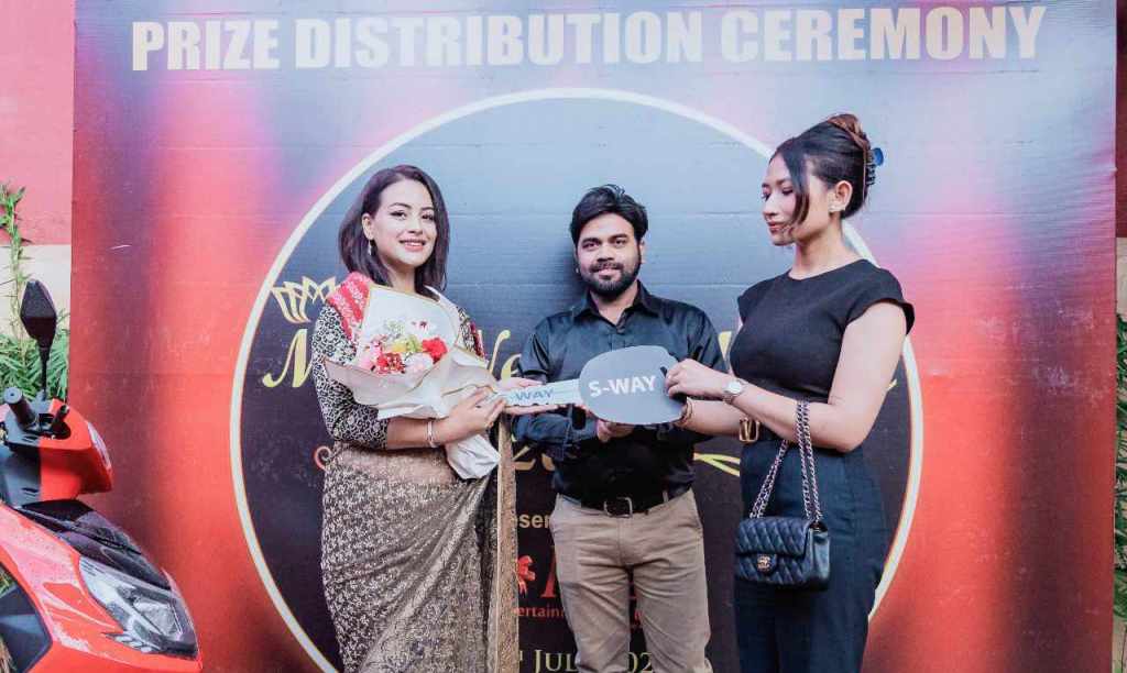 दीक्षा केसीलाई ईलेक्ट्रिक स्कुटर प्रदान