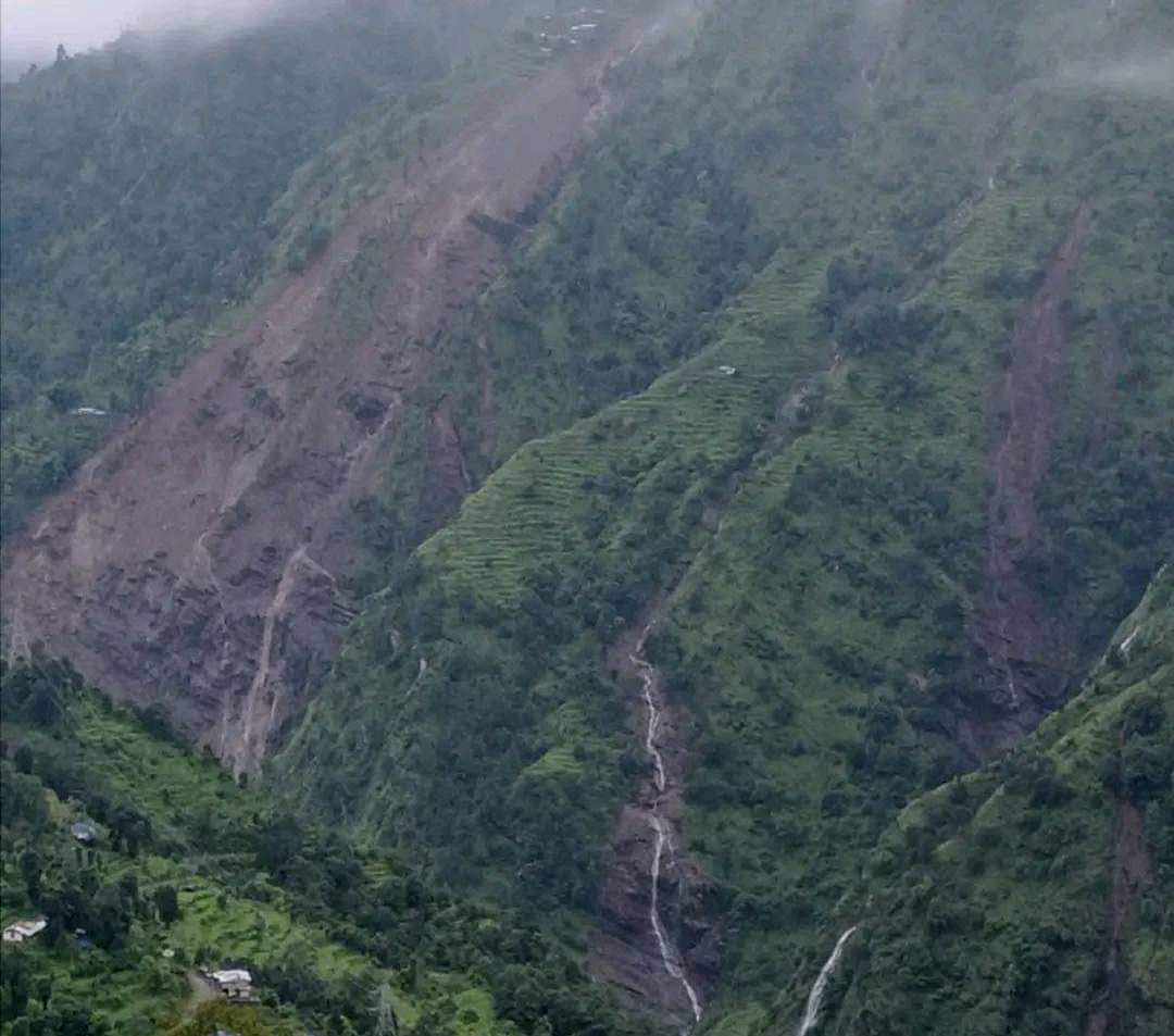 दोलखामा पहिरो