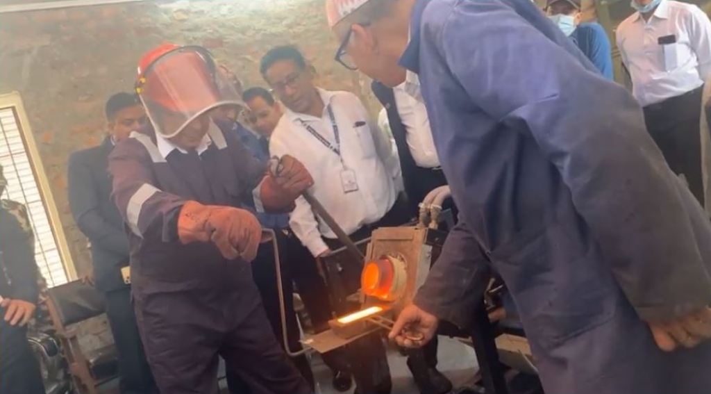 सुन गालिँदै