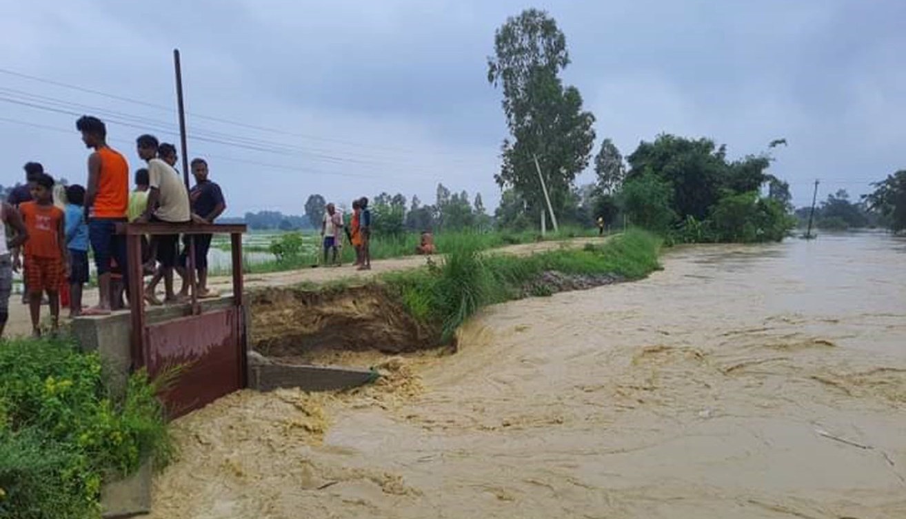 महोत्तरीको रातो नदीमा आएको बाढी