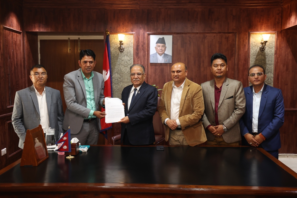 प्रधानमन्त्री प्रचण्डसँग भुटानी शरणार्थी