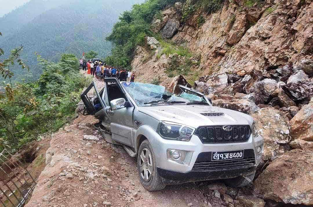 गुडिरहेको जिपमाथि पहिरो खस्दा पाल्पामा ३ जनाको मृत्यु