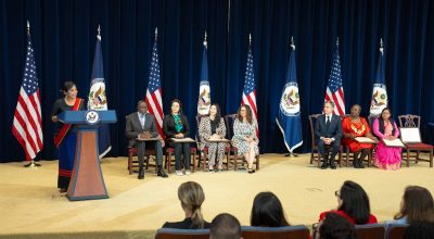 अमेरिकी विदेशीमन्त्रीद्वारा सरस्वती नेपालीलाई अवार्ड प्रदान