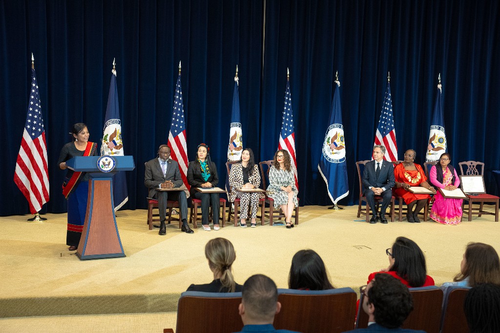 अमेरिकी विदेशीमन्त्रीद्वारा सरस्वती नेपालीलाई अवार्ड प्रदान