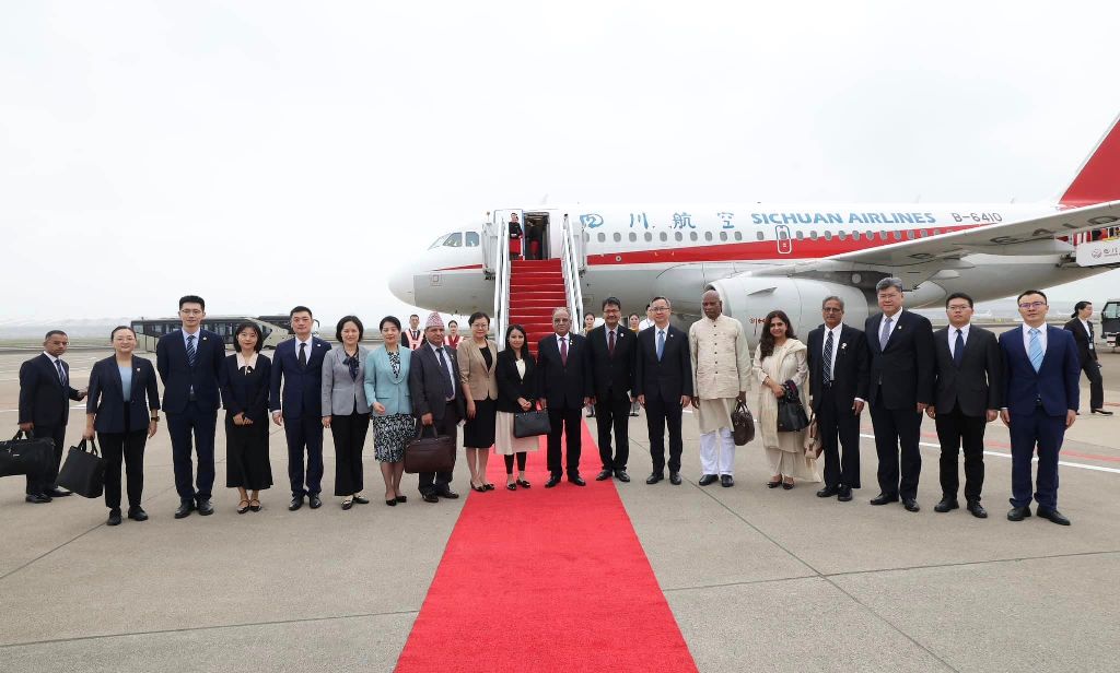 प्रधानमन्त्री प्रचण्ड तिब्बतको ल्हासा प्रस्थान गर्दै