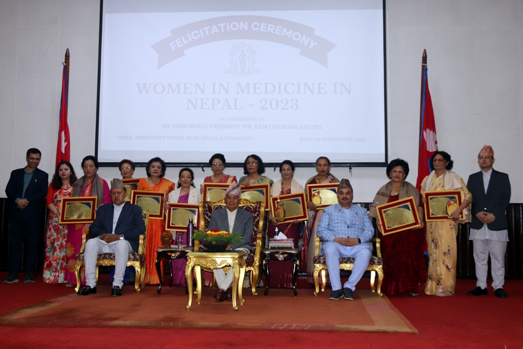 राष्ट्रपति पौडेलद्वारा चिकित्सकलाई ‘अवार्ड’ प्रदान