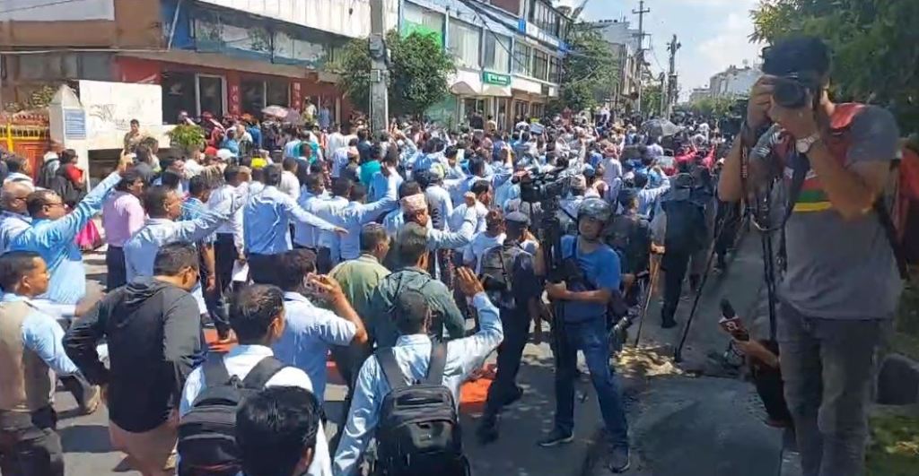 शिक्षक महासङ्घ धर्नामा